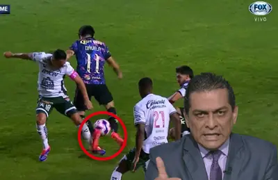 Felipe Ramos Rizo y jugadores disputando balón/ Foto Fox Sports.