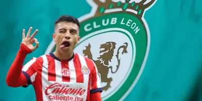 Fernando Beltrán junto al escudo del León / FOTO EL UNIVERSAL