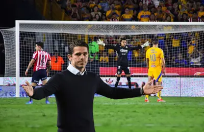 Fernando Gago de brazos abiertos y jugador a punto de cobrar penal/Foto ESPN Deportes.