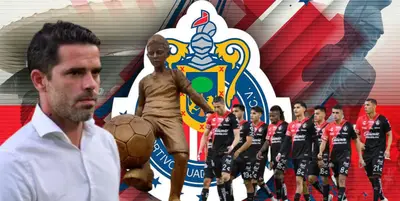 Fernando Gago junto a estatua de niño de oro / FOTO IMAGO7