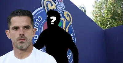 Fernando Gago junto a jugador incógnito / FOTO X