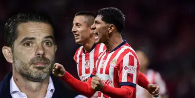 Fernando Gago junto a jugadores de Chivas / FOTO GETTY IMAGES