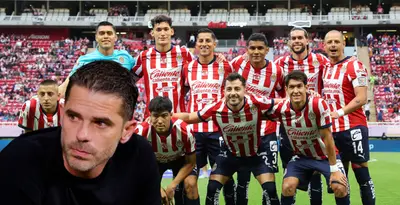 Fernando Gago junto a jugadores de Chivas / FOTO X