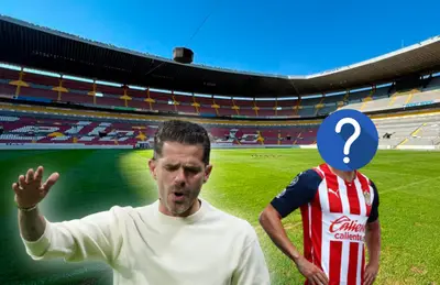 Fernando Gago reclamando y futbolista de Chivas con el rostro tapado/ Foto Mediotiempo.