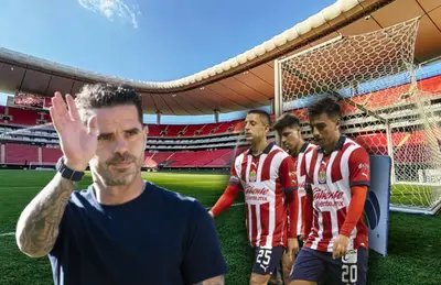 Fernando Gago saludando y jugadores de Chivas caminando/ Foto Fútbol Total.