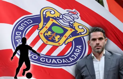 Fernando Gago y futbolista conduciendo el balón/ Foto Amazon.