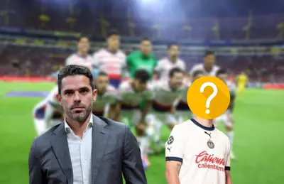 Fernando Gago y futbolista de Chivas con el rostro tapado/ Foto Chivas.