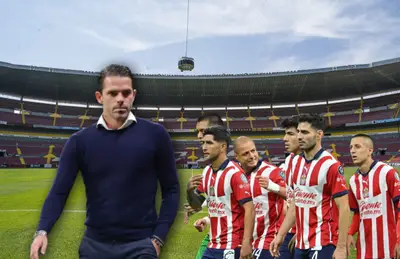 Fernando Gago y futbolitas de Chivas caminando/ Foto Leones Negros.