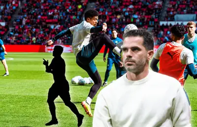 Fernando Gago y silueta de futbolista/ Foto PSV.