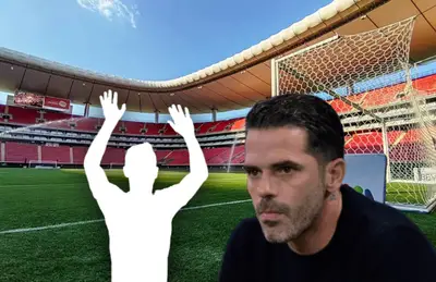 Fernando Gago y silueta despidiéndose / Foto Fútbol Total.