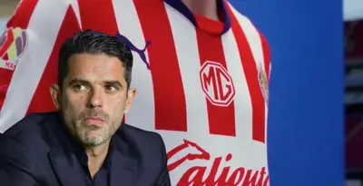 Fernando Gaog junto a jugador de Chivas / FOTO RÉCORD