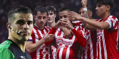 Fernando Hernández junto a futbolistas de Chivas / FOTO SOYFÚTBOL