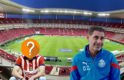Fernando Hierro sonriendo y a su lado un jugador de Chivas, ambos en el Estadio Akron.