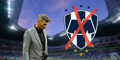 Fernando Ortiz cabizbajo tras una derrota de Rayados en Liga MX