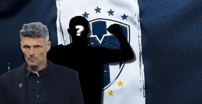 Fernando Ortiz junto a futbolista incógnito / FOTO LA JORNADA MAYA