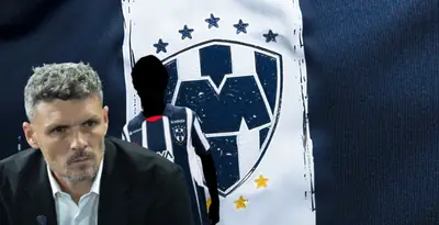 Fernando Ortiz junto a jugador incógnito de Rayados / FOTO X