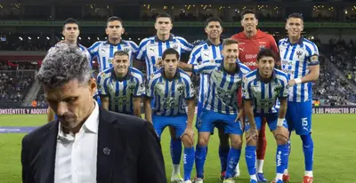 Fernando Ortiz junto a jugadores de Rayados / FOTO X