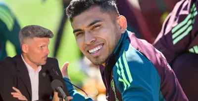 Fernando Ortiz junto a Orbelín Pineda / FOTO X