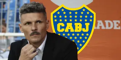 Fernando Ortiz junto al escudo de Boca Juniors / FOTO CUARTOSCURO