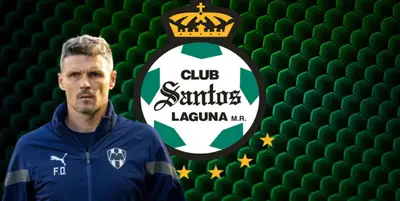 Fernando Ortiz junto al escudo de Santos Laguna / FOTO MEXSPORT