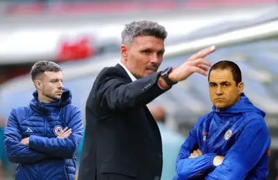 Fernando Ortiz saludando, André Jardine y Martín Anselmi de brazos cruzados/ Foto Pasión Águila.