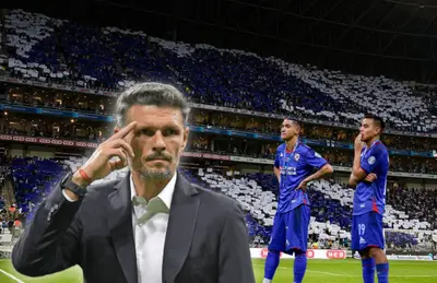 Fernando Ortiz saludando y a su lado jugadores de Cruz Azul/ Foto Récord.