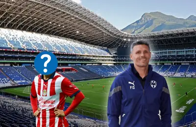 Fernando Ortiz sonriendo, a su lado un futbolista de Chivas/Foto Récord.