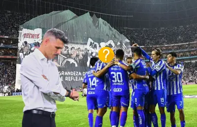 Fernando Ortiz viendo reloj y futbolistas de Rayados, uno oculto/Foto Récord.