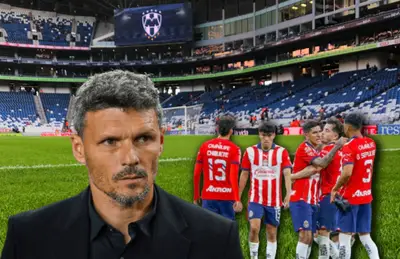 Fernando Ortiz y jugadores de Chivas/Foto Business Insider México.