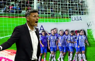 Fernando Ortiz y jugadores de Rayados/Foto Infobae.