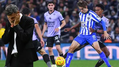 Fernando Ortiz y jugadores de Rayados y Mazatlán Foto: Marca