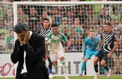 Fernando Ortiz y jugadores disputando balón/Foto Clayton News Daily.