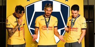 Fidalgo, Valdés y Henry, foto Club América, con escudo de Rayados al fondo