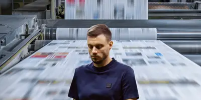 Fondo tomado de Canva, con Anselmi al frente