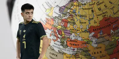 Fondo tomado de Canva, con Mora al frente