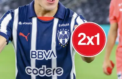 Futbolista de Rayados e imagen a su lado/ Foto 'X'.