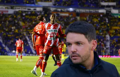 Futbolista festejando y Nicolás Larcamón/ Foto Necaxa.
