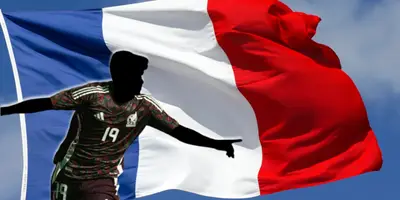 Futbolista incógnito del Tri junto a la bandera de Francia / FOTO TELEDIARIO