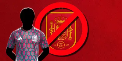 Futbolista incógnito del Tri junto al escudo de España / FOTO X