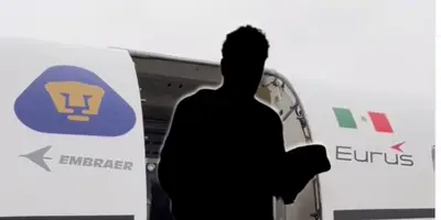 Futbolista incógnito en el avión de Pumas / FOTO INSTAGRAM