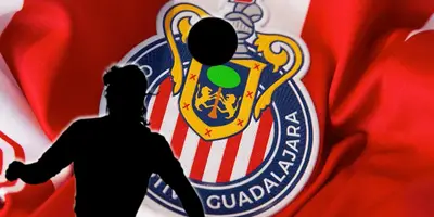 Futbolista incógnito junto al escudo de Chivas / FOTO JAM MEDIA