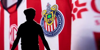 Futbolista incógnito junto al jersey de Chivas / FOTO YODEPORTIVO
