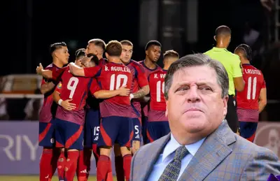 Futbolistas abrazados y Miguel Herrera/ Foto Costa Rica.