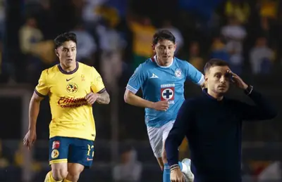 Futbolistas de América y Cruz Azul, Martín Anselmi con mano en el rostro/ Foto Magazine TV.