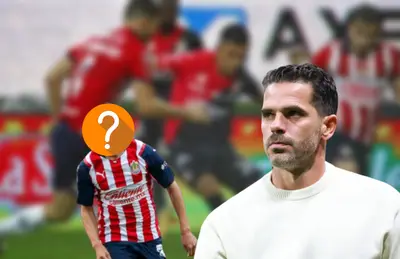 Futbolistas de Atlas y Chivas, Fernando Gago y jugador corriendo/ Foto UNOTV.