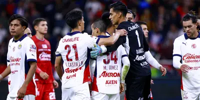 Futbolistas de Chivas festejando el pase a la final de la Copa por la Paz / FOTO TUDN