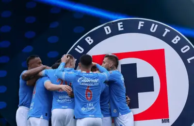 Futbolistas de Cruz Azul abrazados/ Foto Fútbol Total.