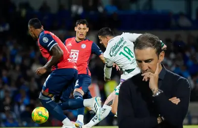Futbolistas de Cruz Azul y León, Vicente Sánchez cabizbajo/ Foto La Afición/ Milenio.