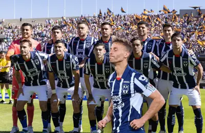 Futbolistas de Monterrey posando y Sergio Canales/Foto Rayados.