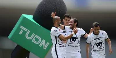 Futbolistas de Pumas junto a TUDN / FOTO FUTBOL TOTAL